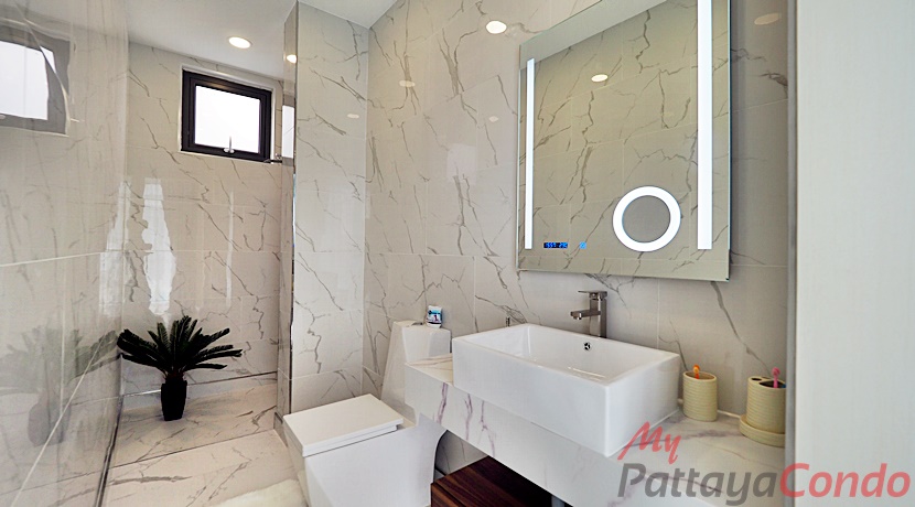Palm Lakeside Pattaya Villa For Sale East Pattaya - HEPLP01-14