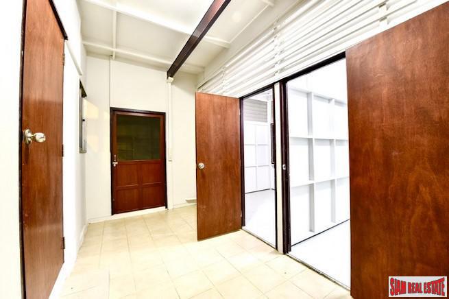 Three Bedroom Stand Alone House for Rent Five Minutes from BTS Thong Lo - Pet Friendly & Large Garden!