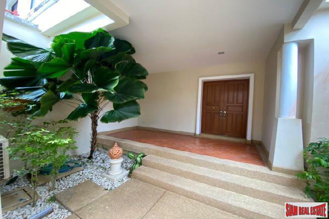 Contemporary three-bedroom villa with private pool in Laguna